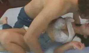 يشتبه افلام جنسية اجنبية الطالب اغتصبت مع الملابس.