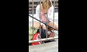 الفتاة ، قناع ، مقاطع فيديو سكس اجنبية والتدخين أيضا ومن ثم الذهاب إلى المهبل.