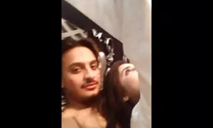 الرجل افلام اجنبية رومانسية سكس الأسود يشير إلى فتاة حمقاء.