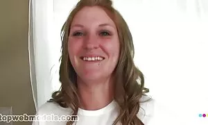 امرأة تقف أمام احلى مقاطع سكس اجنبي المزارعين.