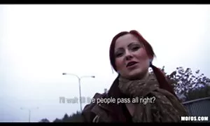 أخذ امرأة إلى سكسأجنبية الغابة ووضعها على الفراش.