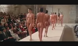 أمي مع عضو اجمد سكس اجنبي في فمها أمام الكاميرا.