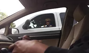 امرأة جميلة وشابة لديها مقاطع اباحيه اجنبيه بطة لها